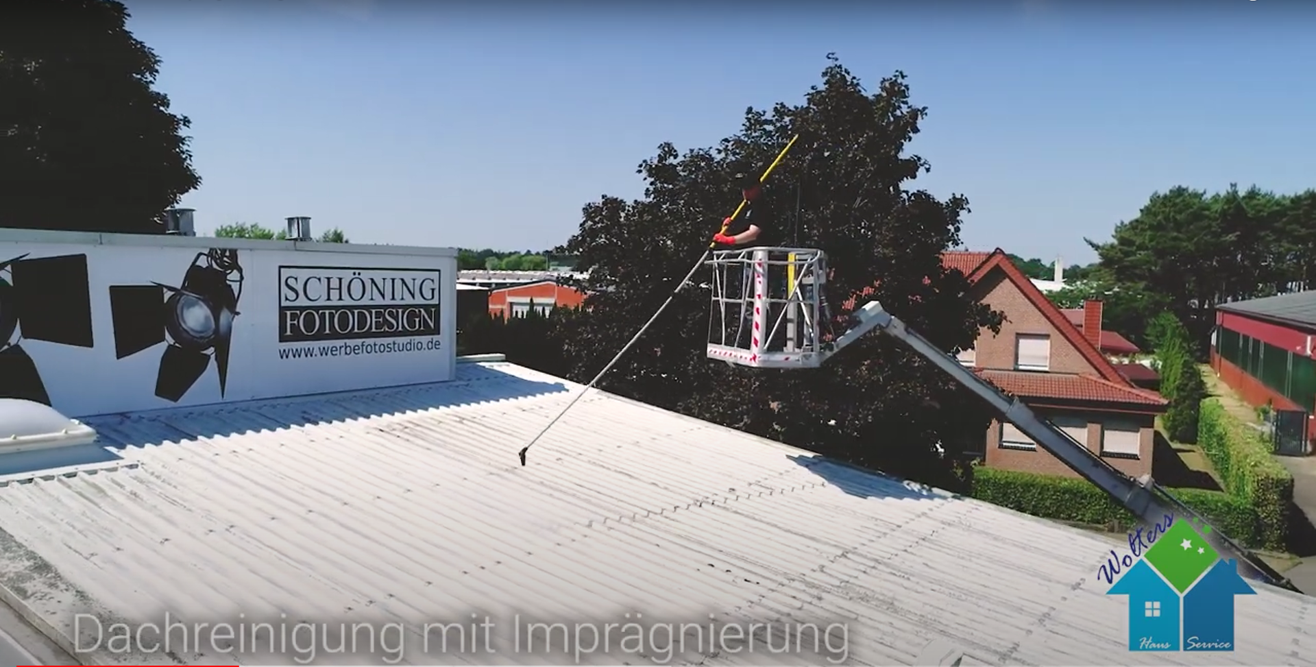 Arbeiten mit der Teleskopstange an einem Dach in Nordhorn f&uuml;r maximale Sicherheit.