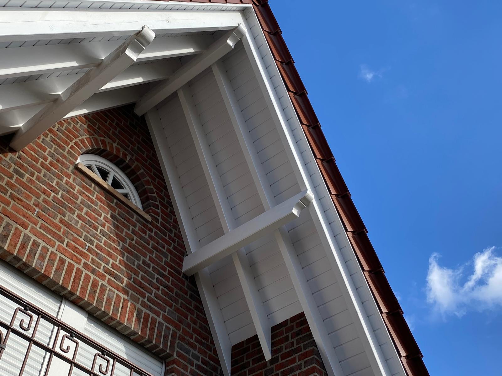 Gereinigte wei�e Dachunterseiten f&uuml;r ein gepflegtes Erscheinungsbild in Nordhorn.